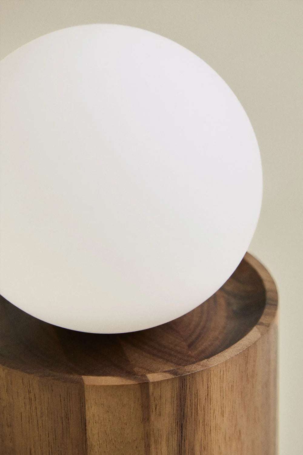 Lámpara de Mesa en Madera de Acacia y Cristal – Freidy