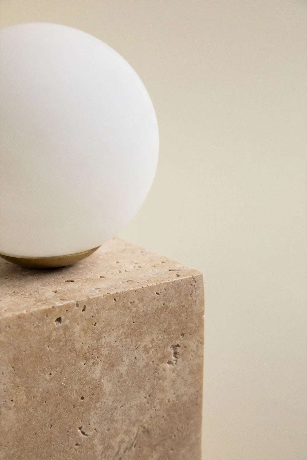 Lámpara de Mesa en Travertino con Bola de Cristal Davise