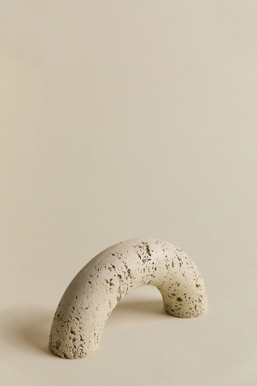 Figura Decorativa en Resina Bantry – Estilo Orgánico Minimalista