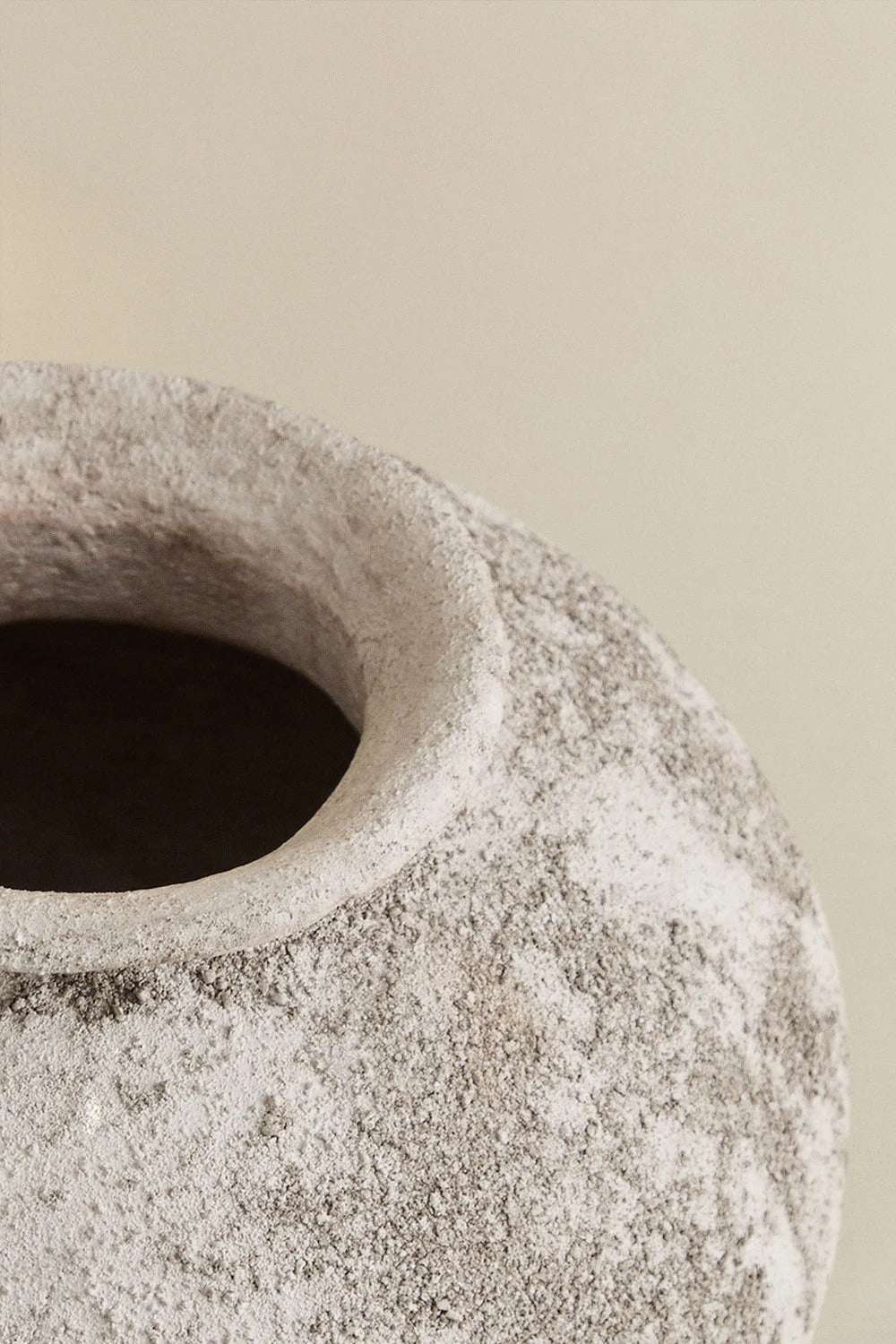 Jarrón Decorativo en Cerámica Filis – Estética Clásica con Toque Contemporáneo