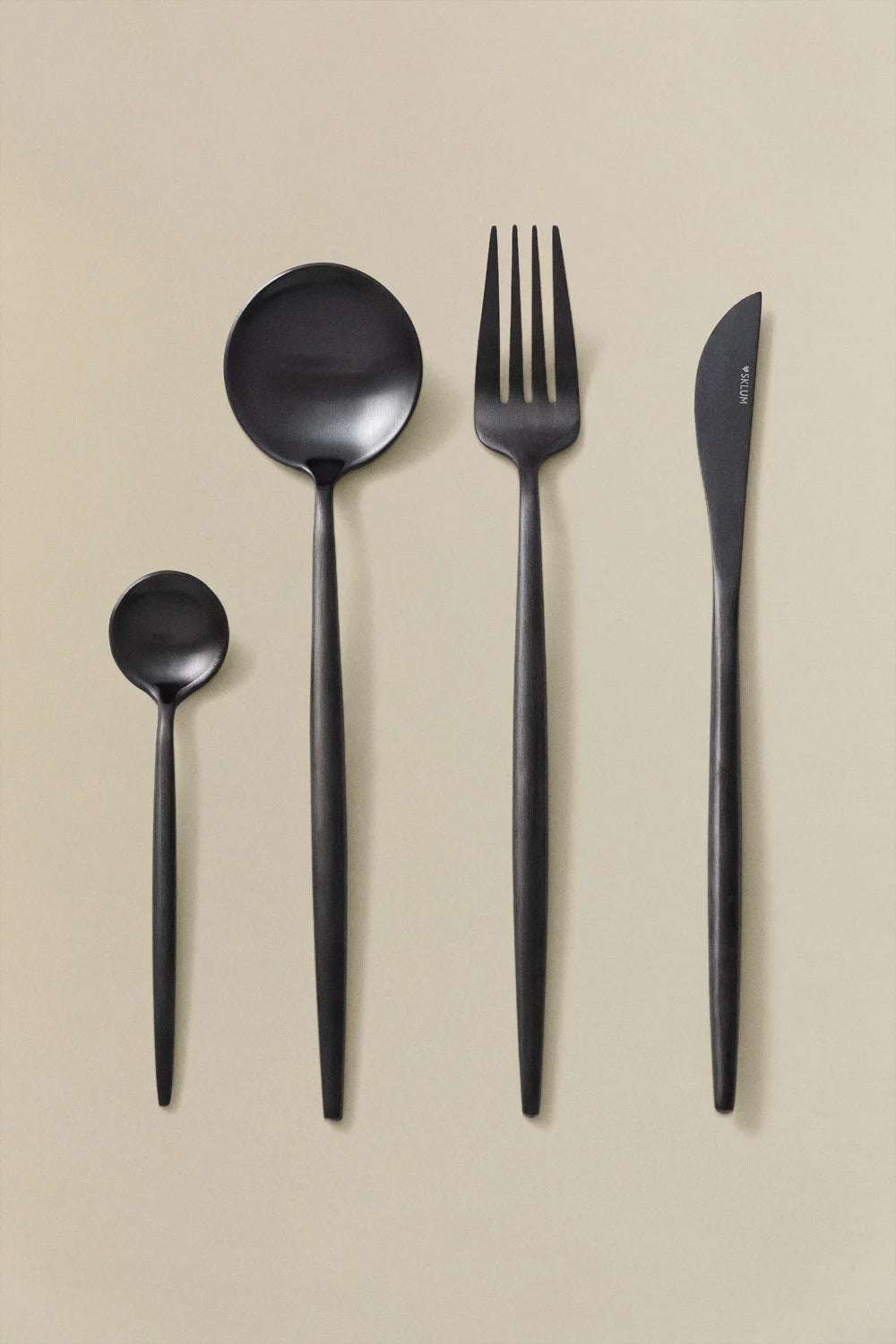 Cubertería Noya Mate – 16 piezas en Negro