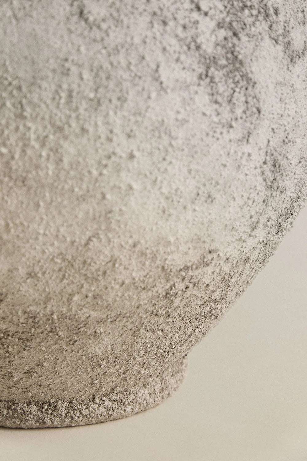 Jarrón Decorativo en Cerámica Filis – Estética Clásica con Toque Contemporáneo