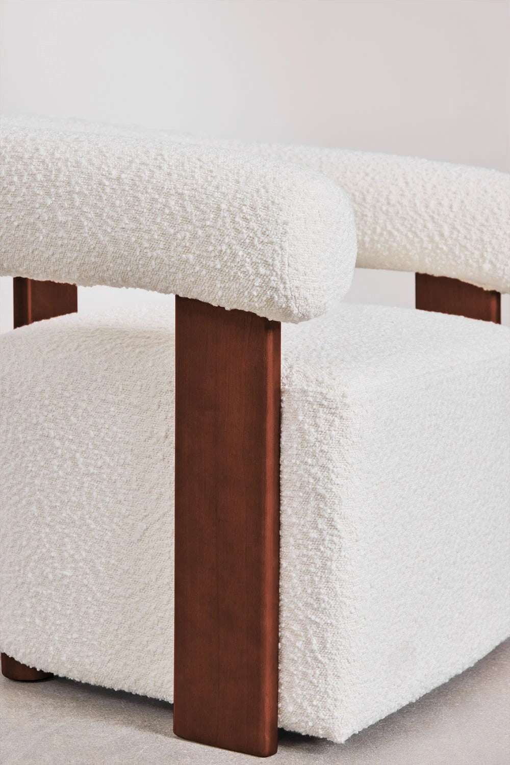 Sillón en Tela Bouclé y Madera de Caucho – Mauro