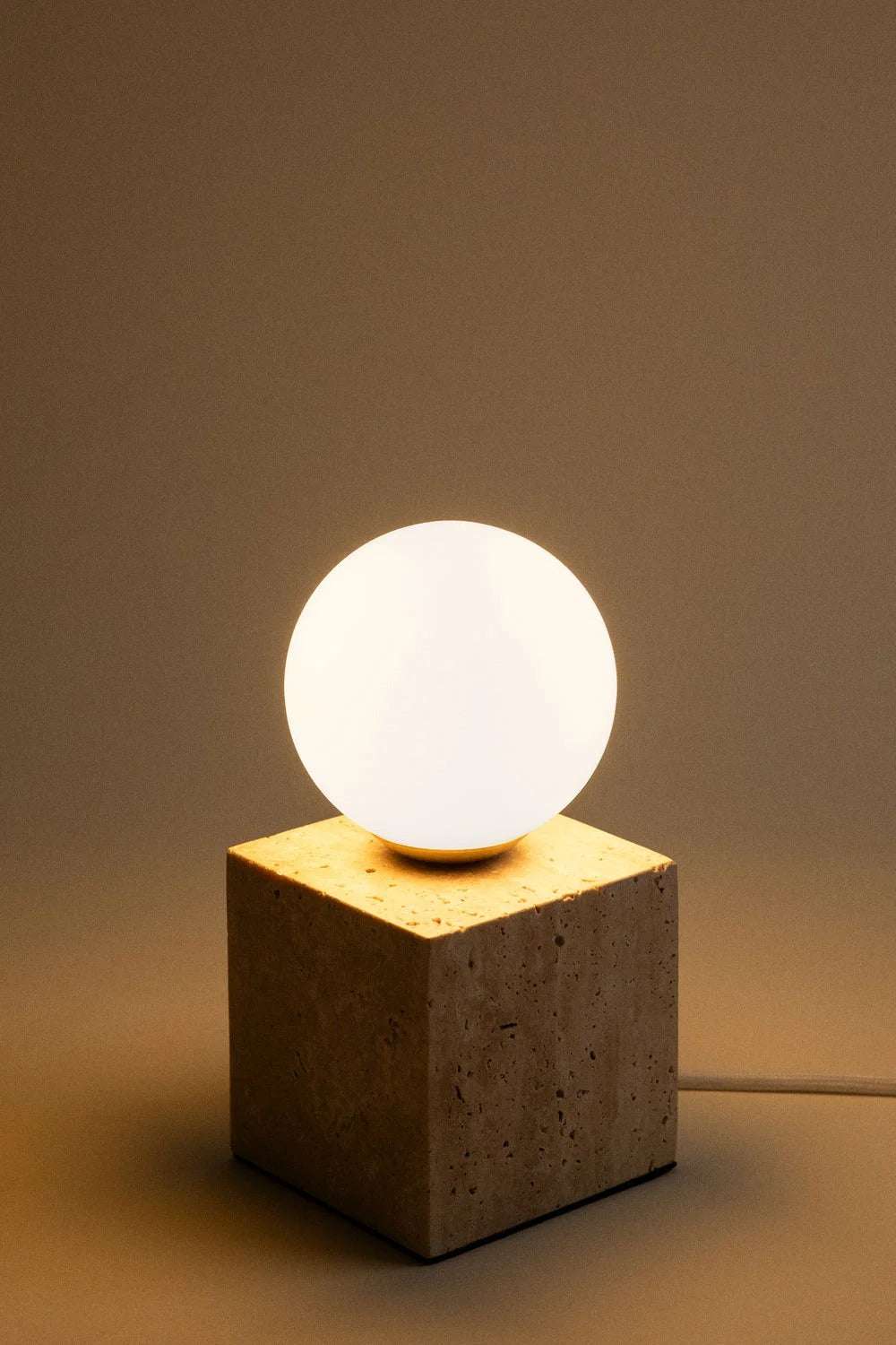 Lámpara de Mesa en Travertino con Bola de Cristal Davise
