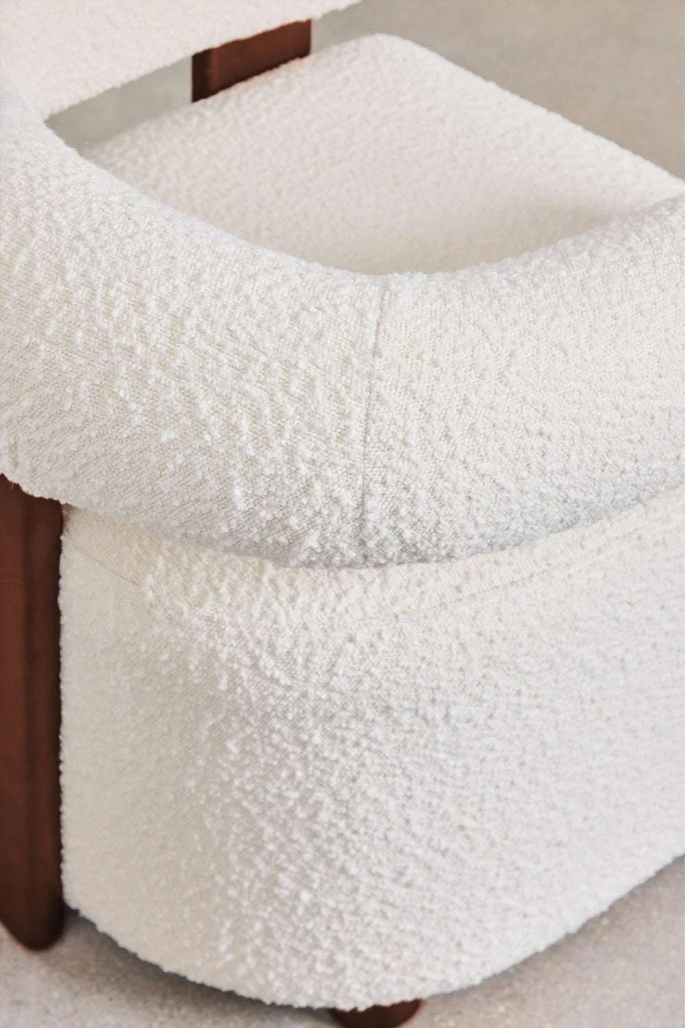 Sillón en Tela Bouclé y Madera de Caucho – Mauro