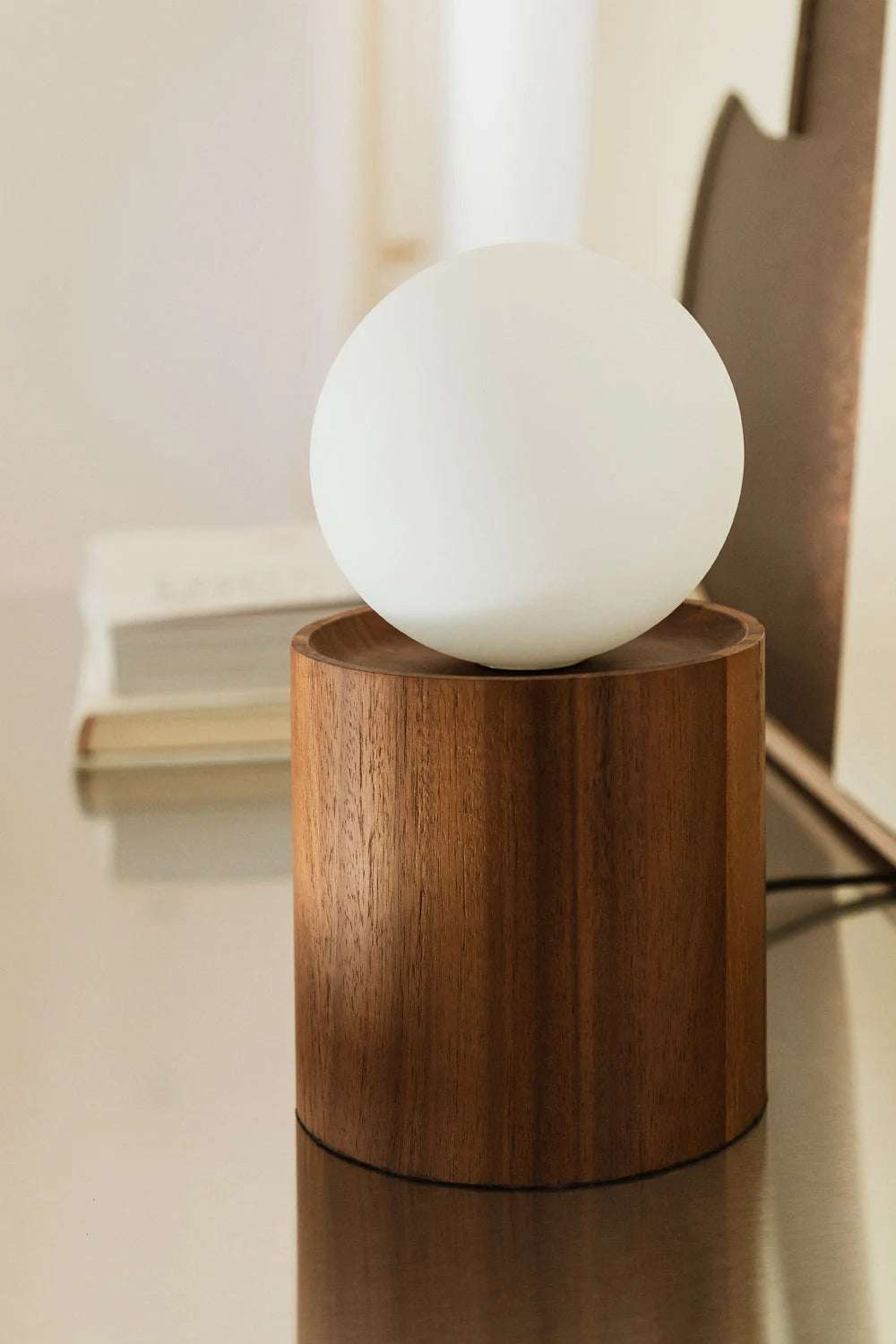 Lámpara de Mesa en Madera de Acacia y Cristal – Freidy