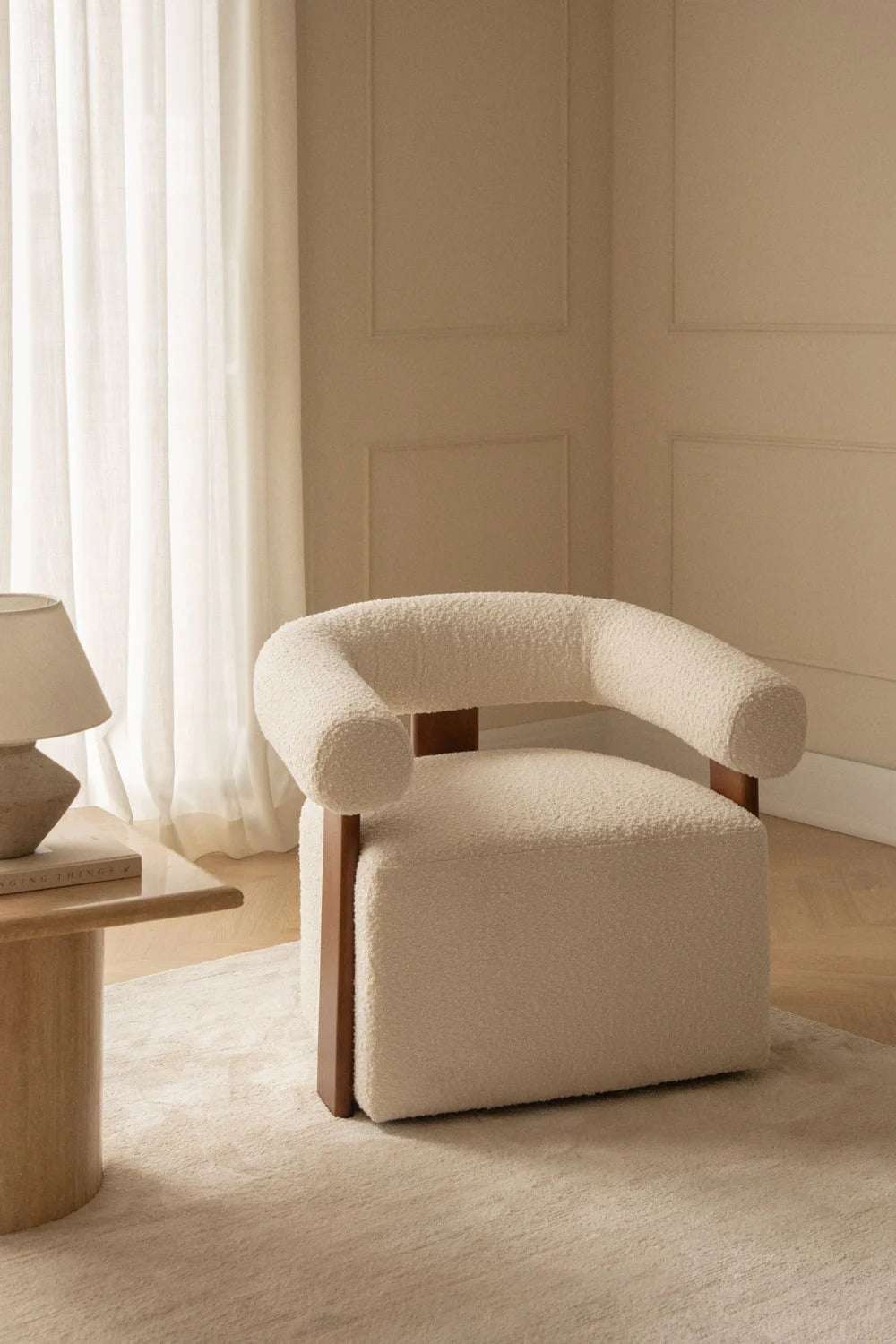 Sillón en Tela Bouclé y Madera de Caucho – Mauro