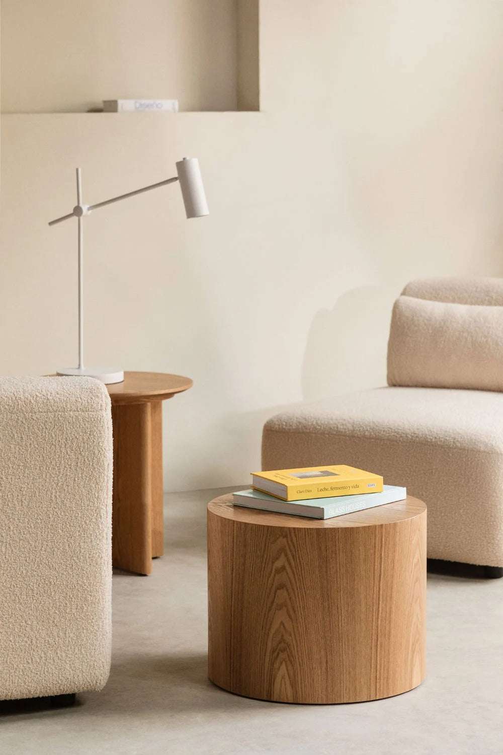 Mesa Auxiliar Redonda Lily – MDF y Chapa de Fresno (Ø50 cm)