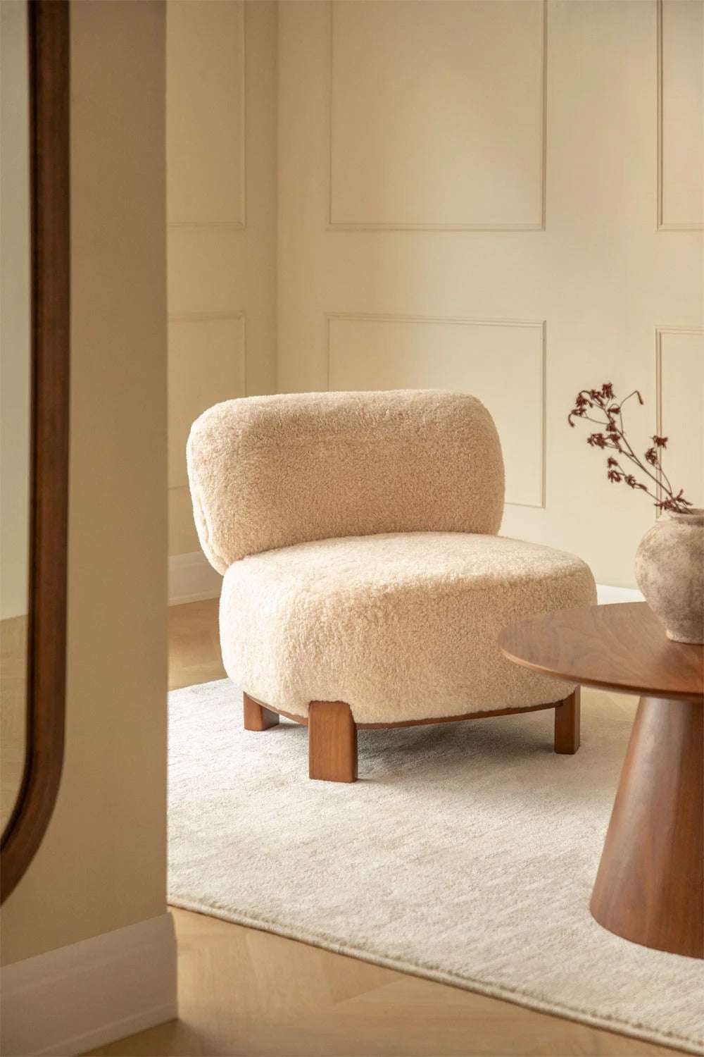 Sillón tapizado en madera de caucho – Eldred