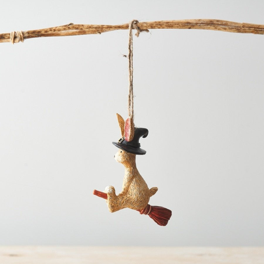 Conejito Bruja Volando en Escoba – 9 cm - Ami home decor