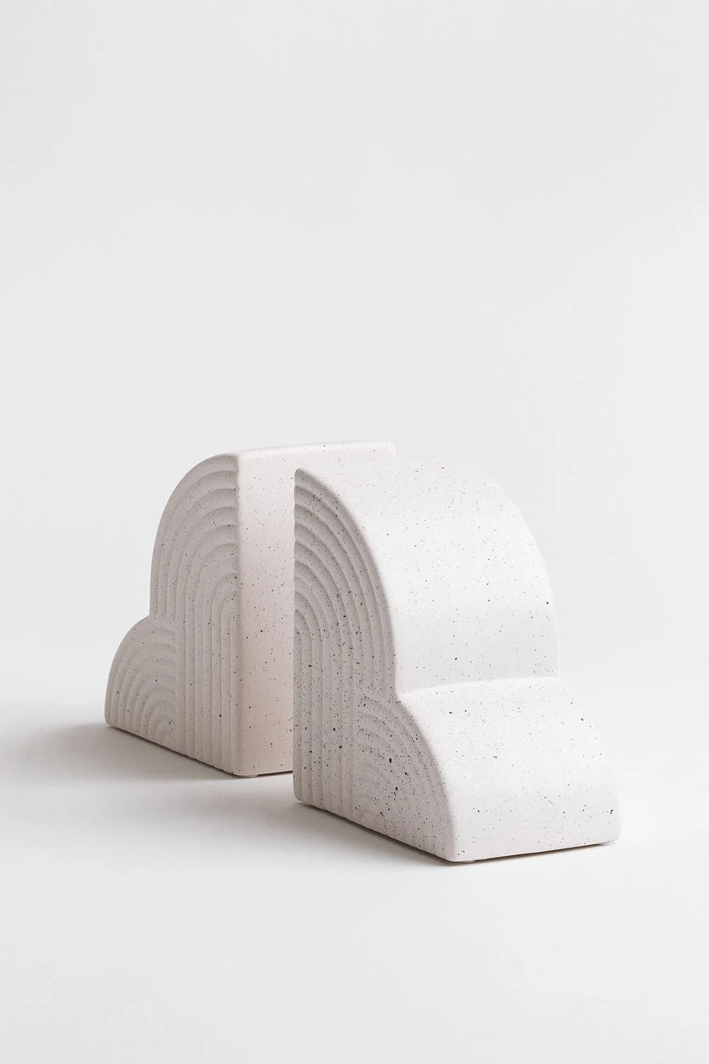 Set de 2 Sujetalibros en Cerámica Belzer – Estilo Wavy y Funcionalidad Elegante - Ami home decor