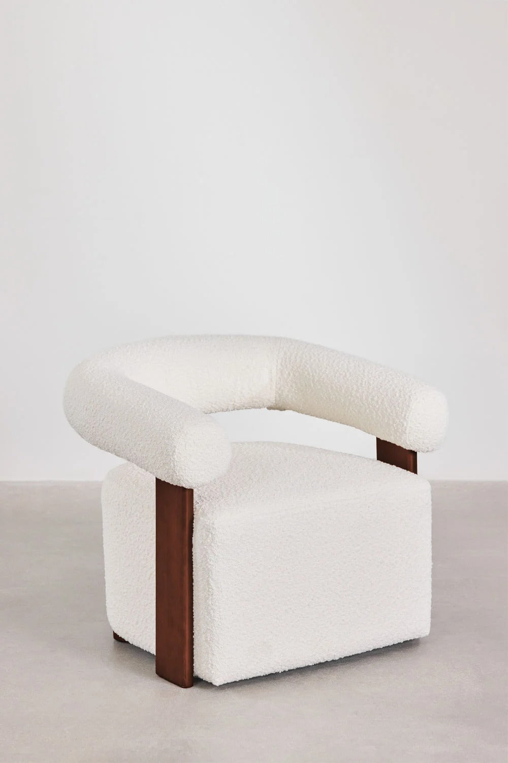 Sillón en Tela Bouclé y Madera de Caucho – Mauro