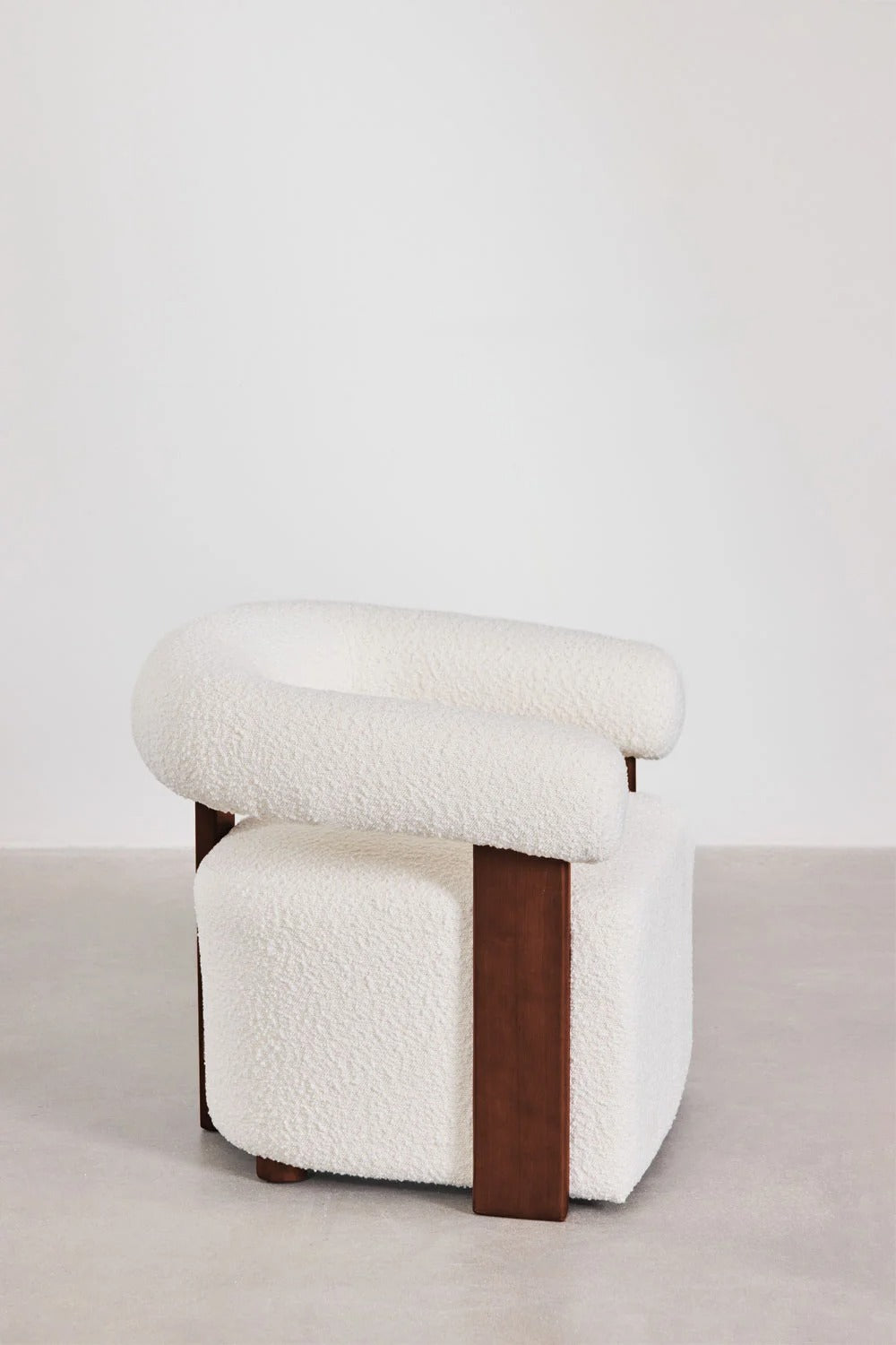 Sillón en Tela Bouclé y Madera de Caucho – Mauro