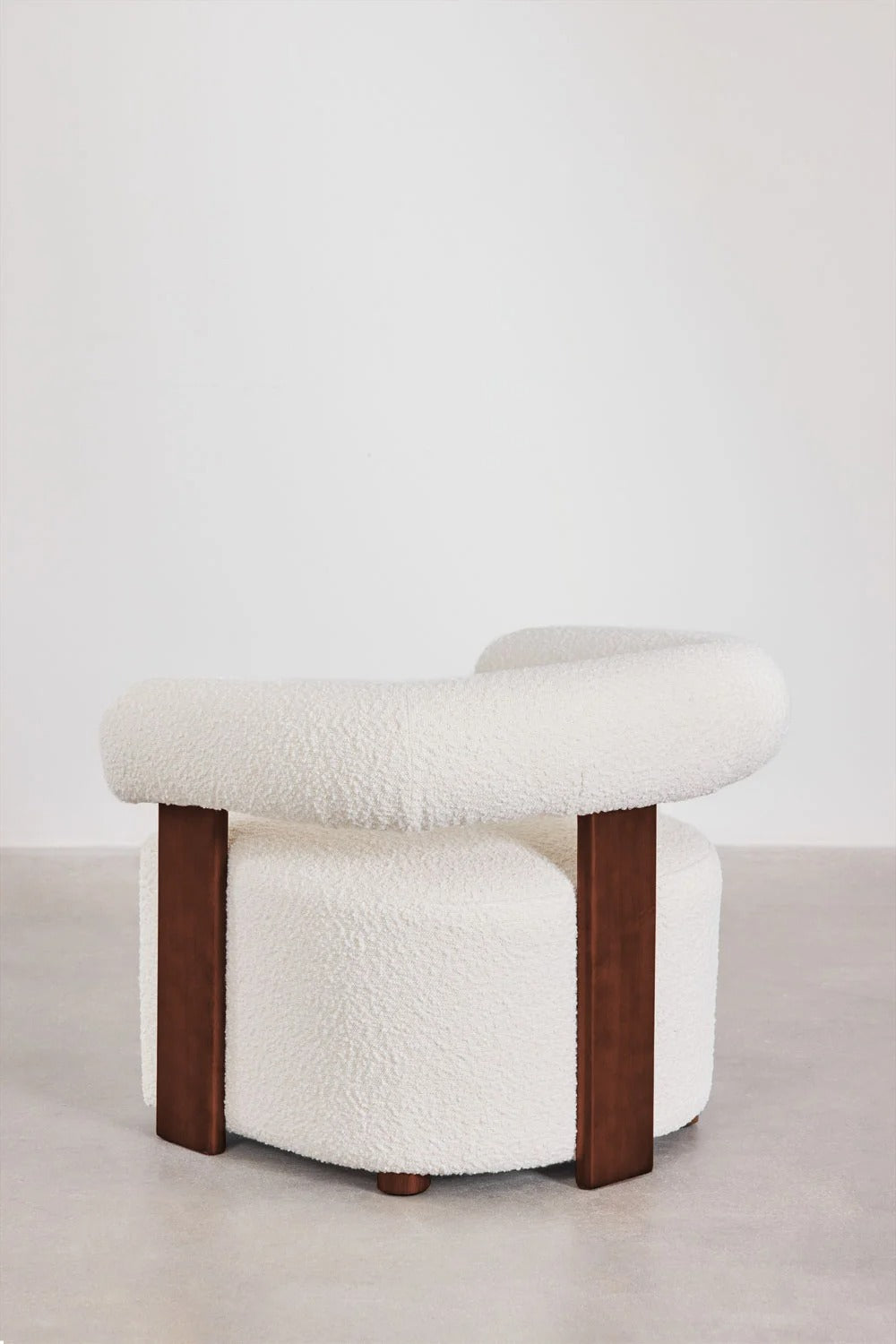 Sillón en Tela Bouclé y Madera de Caucho – Mauro