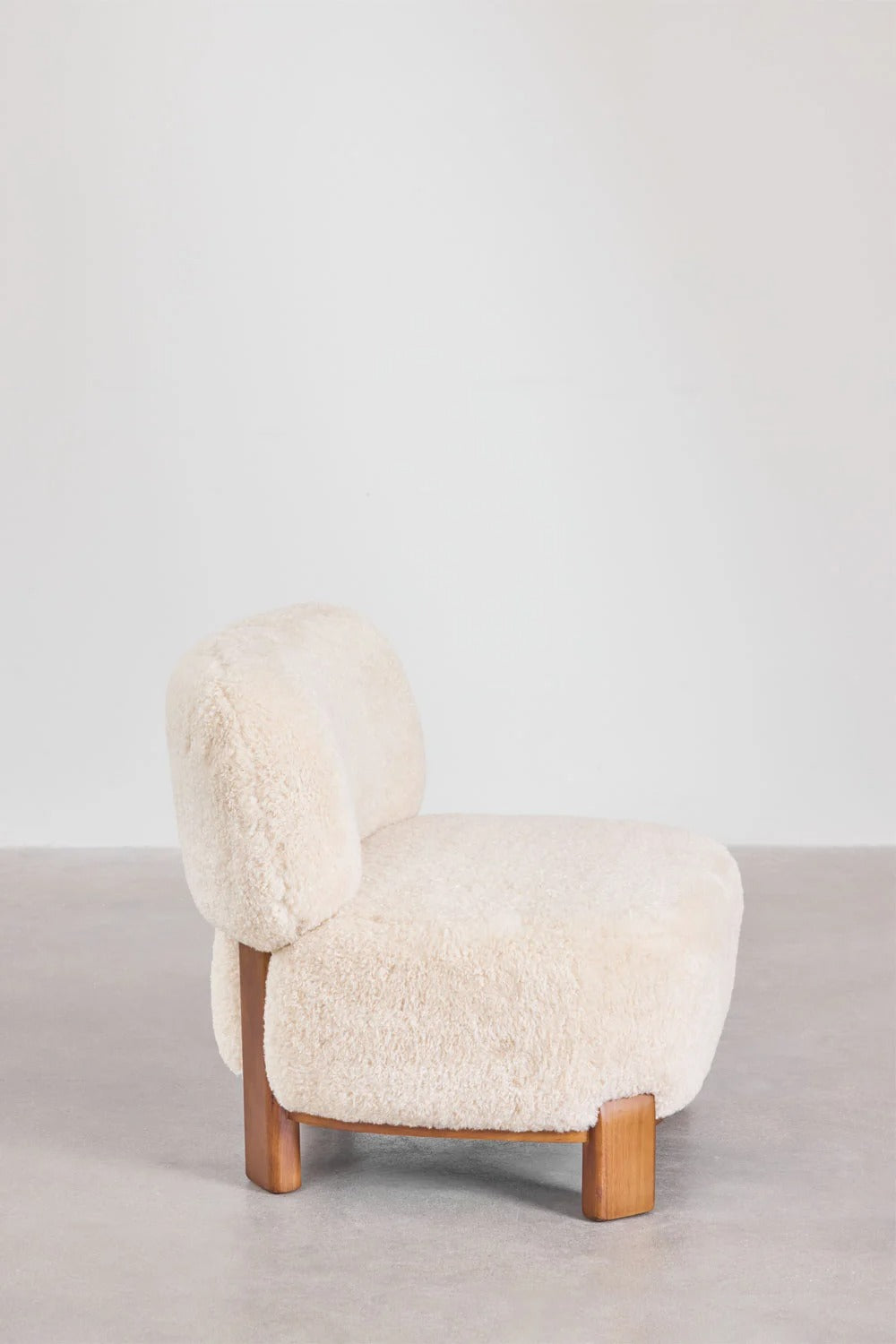 Sillón tapizado en madera de caucho – Eldred
