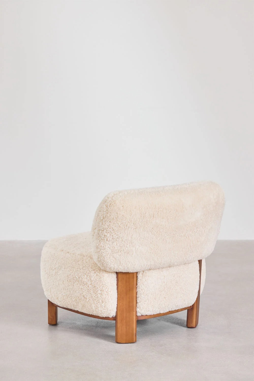 Sillón tapizado en madera de caucho – Eldred