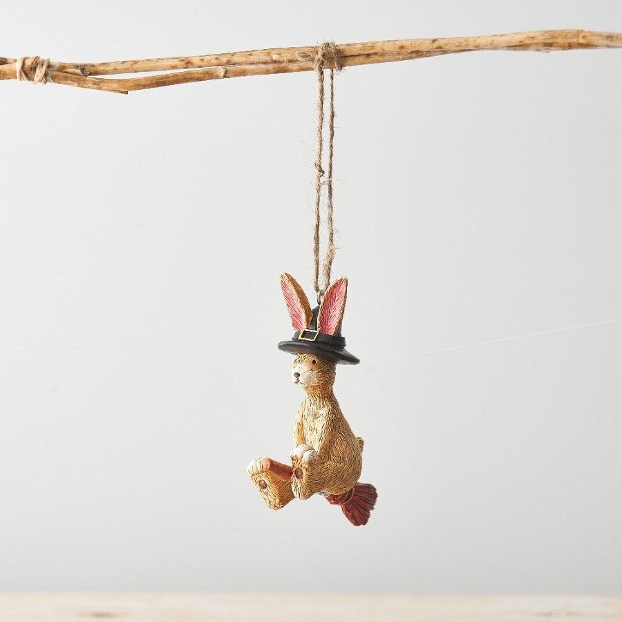 Conejito Bruja Volando en Escoba – 9 cm - Ami home decor