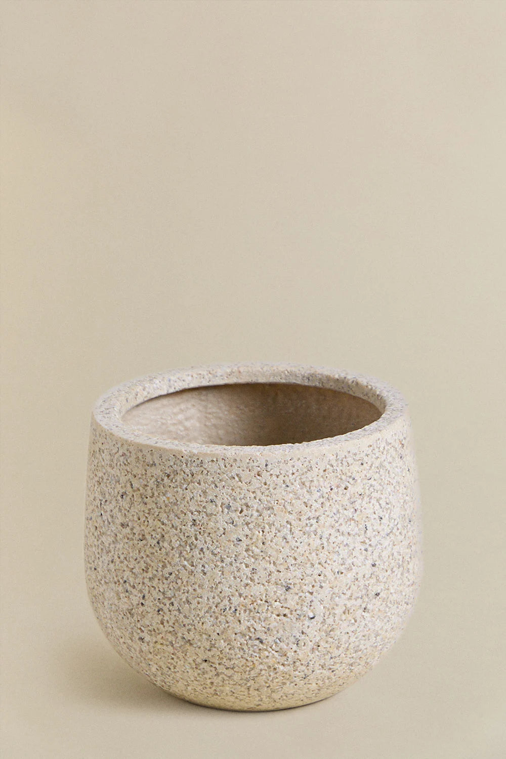 Set Decorativo Ugor + Planta Artificial Dracaena – Naturaleza sin complicaciones