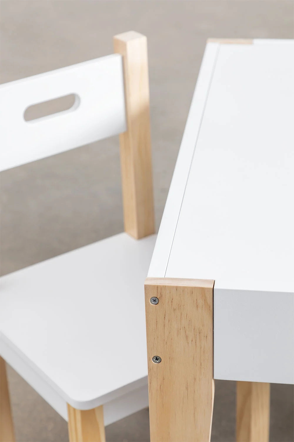 Set de Mesa Pizarra con Almacenaje y 2 Sillas de Madera – Belfy Kids