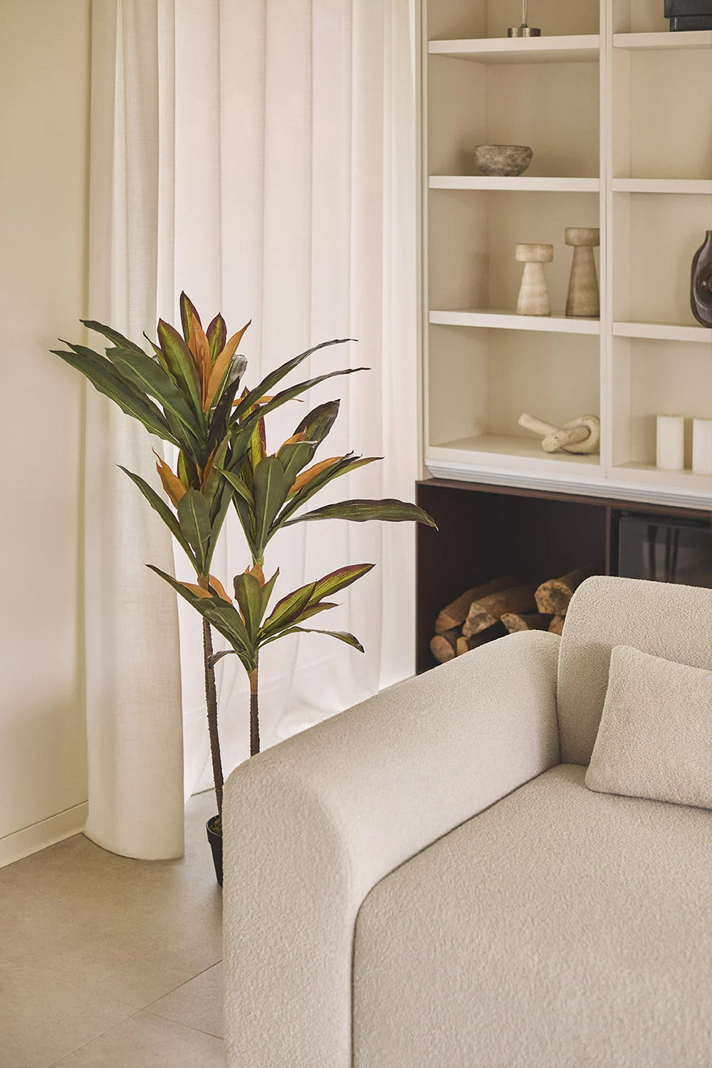 Set Decorativo Ugor + Planta Artificial Dracaena – Naturaleza sin complicaciones