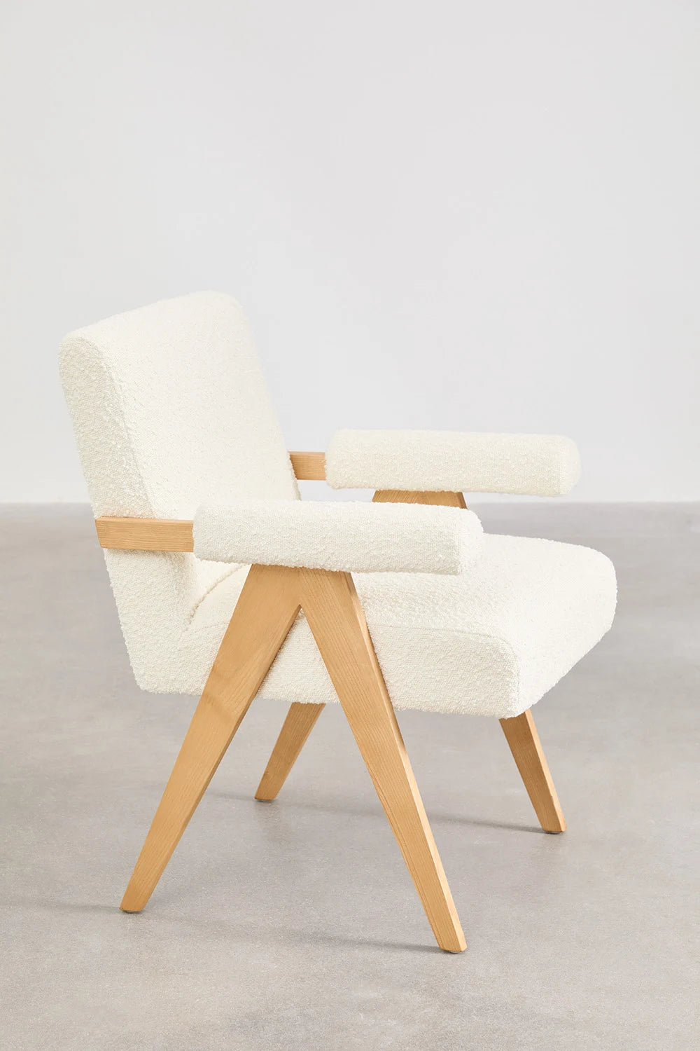 Set Aura – Lucca | Mesa Redonda de Fresno + 4 Sillas Bouclé